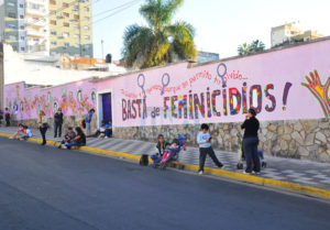 ni una menos. mural por femicidio calle belgrano