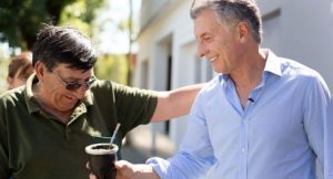 zzzznacp2NOTICIAS ARGENTINAS LARROQUE, ENTRE RIOS, DICIEMBRE 17: El presidente Mauricio Macri participó hoy del último timbreo nacional de Cambiemos del año con una recorrida por la localidad de Larroque, en Entre Ríos. Foto NA zzzz