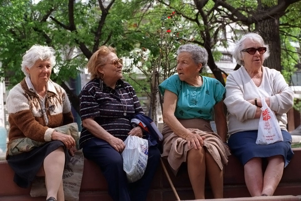 ENCUESTA EN LOS BARRIOS.JUBILADAS DEL BARRIO DE BARRACAS. 8/10/97