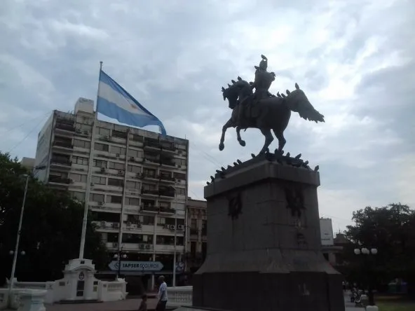 plaza-1-mayo-cielo-nublado-paranajpg