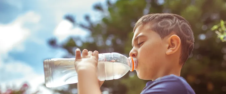 nino-botella-agua-calor-cuidados-saludjpg