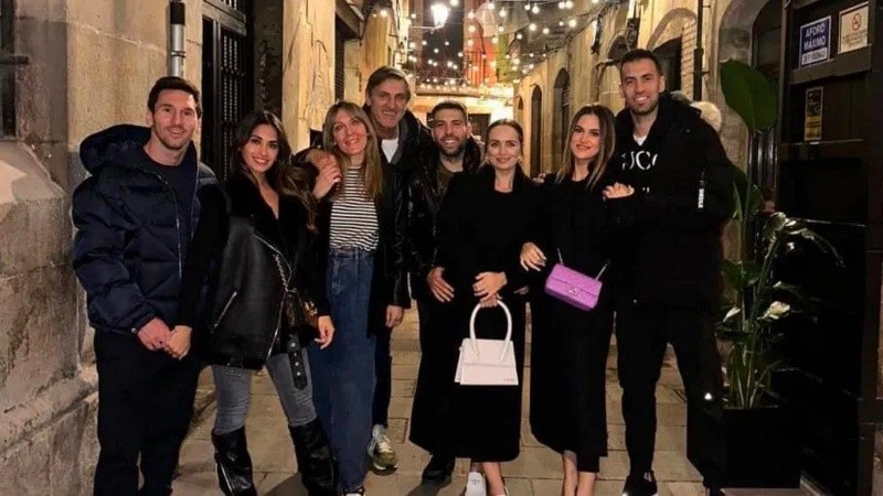 cena_messi_amigos_barcelona_crop1682426482676.jpg_1756841869