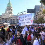 Marcha universitaria: miles de estudiantes, familiares y dirigentes políticos se movilizan hacia la Plaza de Mayo
