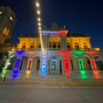 El Palacio Municipal se ilumina en vigilia al Día Internacional de las Personas con Discapacidad