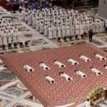 León XIV llamó a los nuevos sacerdotes a «ser creíbles» y «sanar una Iglesia herida»
