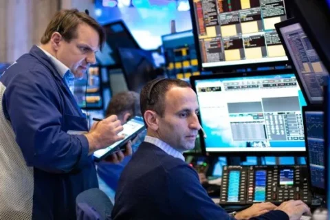 Los bonos en dólares cotizan en baja en Wall Street en sintonía con el mal humor internacional