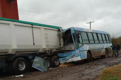 Impactante siniestro vial en Entre Ríos: colectivo se incrustó a gran velocidad en un camión