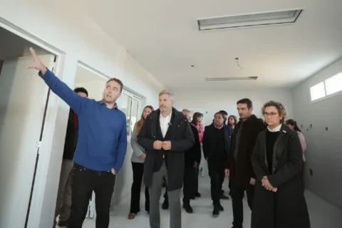 Frigerio inauguró obras en escuelas, supervisó el hospital y visitó una planta de reciclado en Victoria