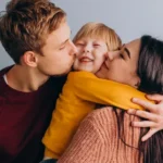 Ni autitos ni muñecas: los chicos les piden tiempo para jugar a sus padres y madres en el Día del Niño