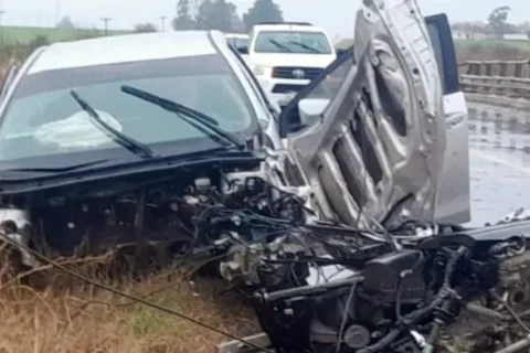 Ruta 18: un auto chocó y quedó destrozado en medio del temporal
