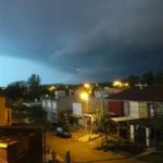 La lluvia desbordó un arroyo y se inundaron casas en Paraná: la Municipalidad asiste a familias