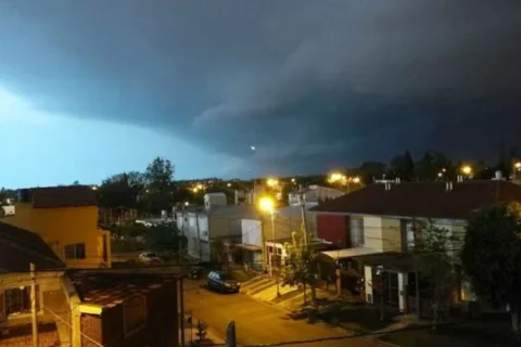 La lluvia desbordó un arroyo y se inundaron casas en Paraná: la Municipalidad asiste a familias