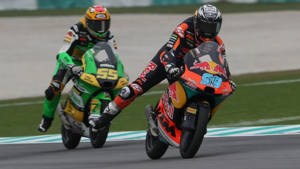 Durísimo choque en Moto 3 en el GP de Malasia Deportes