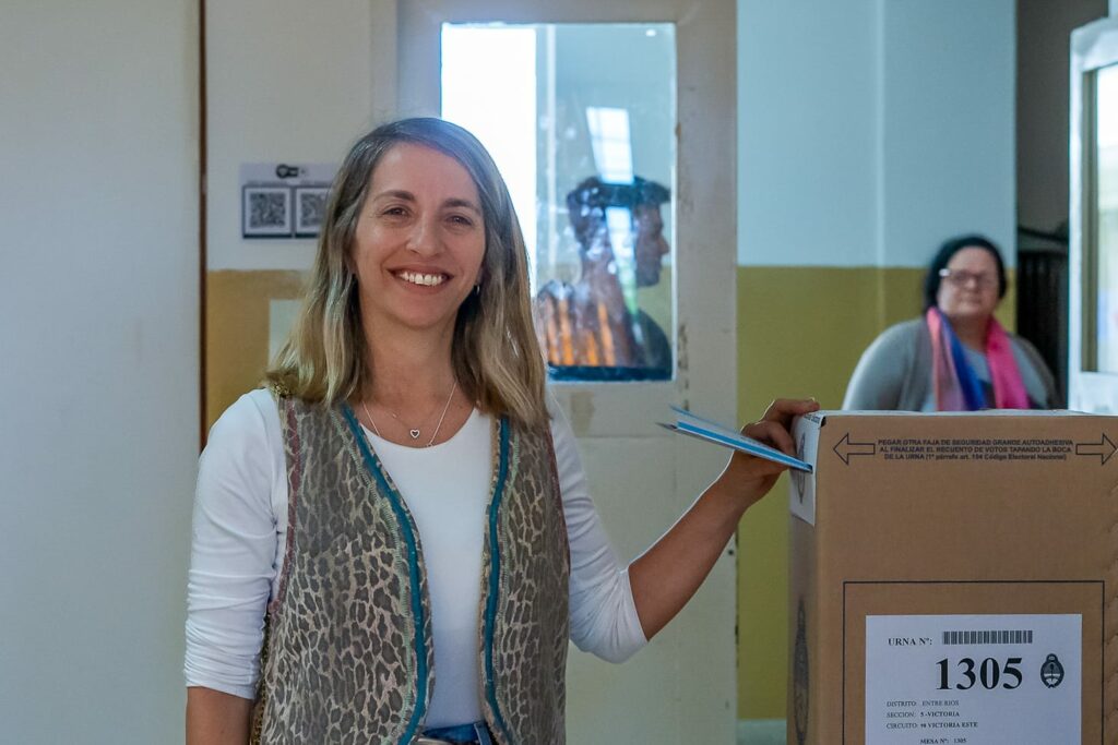 “Tenemos la oportunidad de expresar si queremos seguir por esta senda o mirar con esperanza al 2027” dijo Stratta al votar en Victoria Ciudad