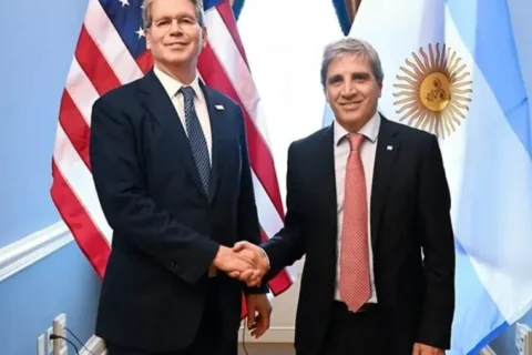 Caputo aseguró que Estados Unidos sigue dispuesto a comprar pesos y que «el dólar flota»