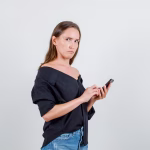 Profesionales advierten sobre los riesgos de diagnosticar y aconsejar medicamentos en los grupos de WhatsApp