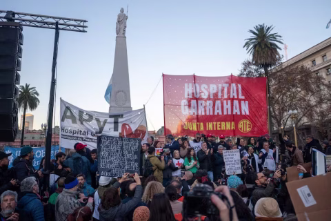 Los trabajadores del Hospital Garrahan llevan más de 24 horas de paro y se movilizarán al Congreso
