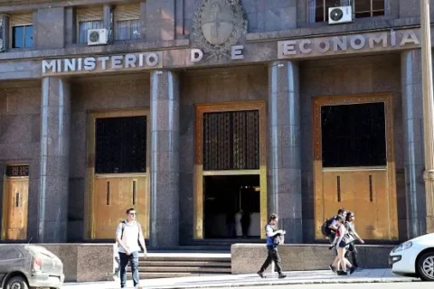 Con el auxilio de EEUU, Economía enfrenta test clave en la previa electoral: busca renovar unos $4 billones