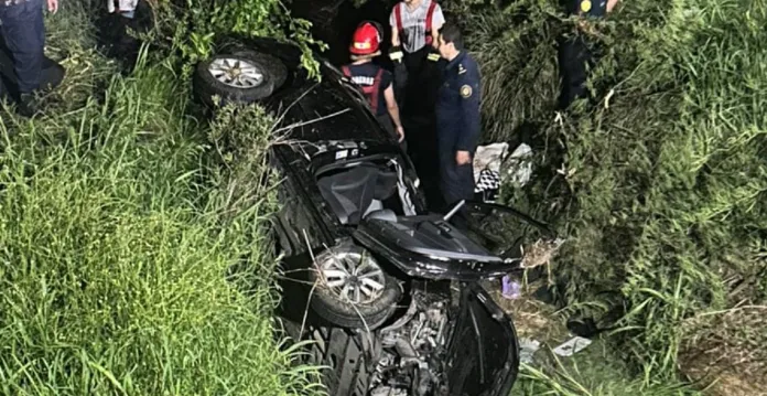 Dramático momento. En el vehículo iban cuatro personas, entre las que había una niña de 6 y una adolescente, que sufrieron heridas. Policiales