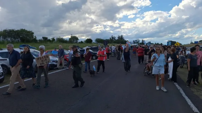 Multitudinaria marcha en Colón contra la instalación de la planta en Paysandú Cazanoticias