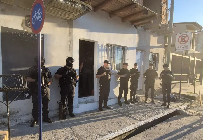 Un ataque a balazos desató una serie allanamientos y detenciones vinculadas al narcotráfico Policiales