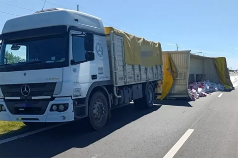 Volcó el acoplado de un camión en la Ruta Nacional 18
