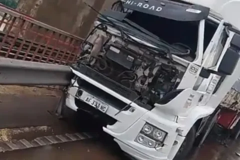 Chocaron tres camiones en el puente General Urquiza y la calzada se encuentra reducida