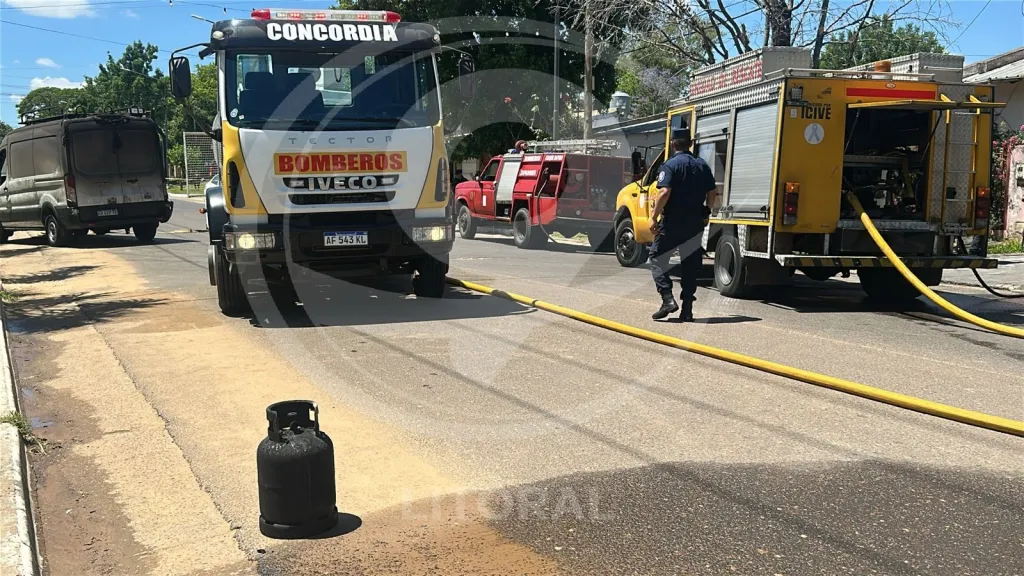 Locura en Entre Ríos: se separó y prendió fuego sus vehículos y sus departamentos Policiales