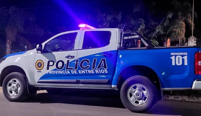 Una joven motociclista, sin casco ni papeles, chocó a una policía para evadir el control Policiales