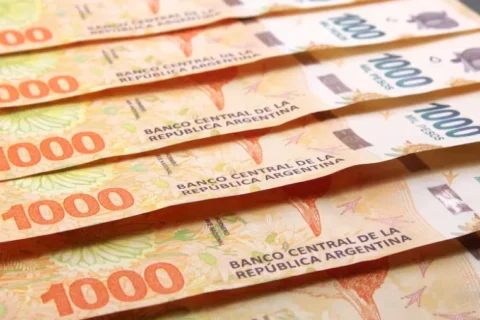 La clase media retrocede: 6 de cada 10 argentinos trabaja para subsistir, según un informe privado