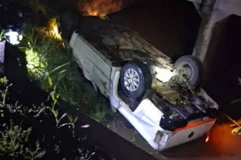 Volcó un auto en Ruta 18 y hay un joven herido de gravedad