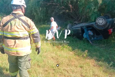 Una conductora volcó su auto sobre Ruta 131, a la altura de Villa Fontana
