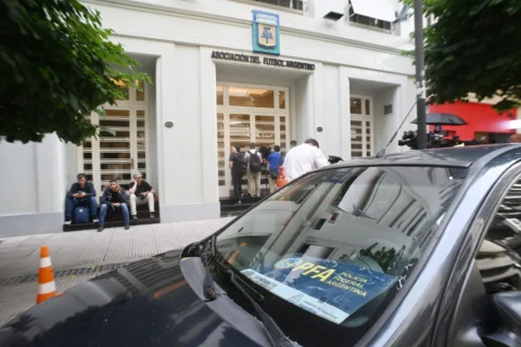 Allanamiento en la finca vinculada a dirigentes de la AFA: encontraron 45 autos de lujo y 7 motos