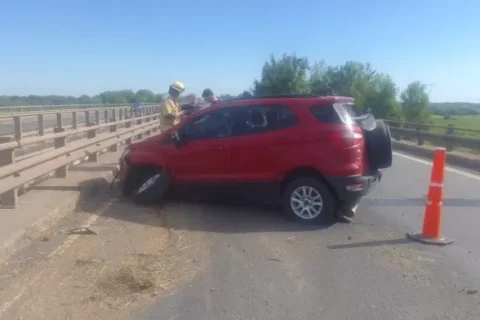 Conductor perdió el control de su vehículo tras ser encerrado por otro y chocó contra el guardarrail