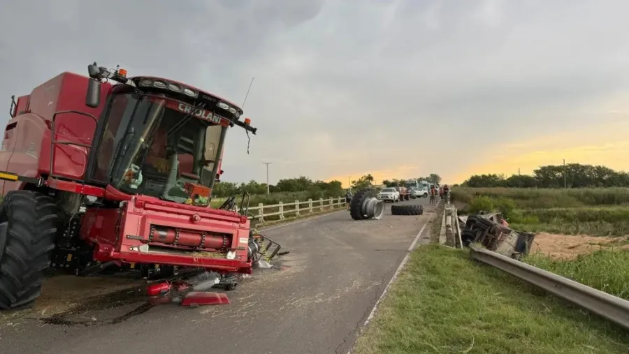Impresionante choque entre un camión y una cosechadora sobre un puente en la ruta 11 Policiales