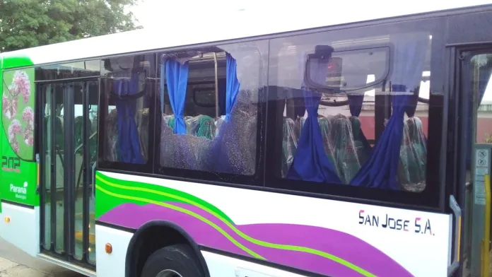 Atacaron y rompieron dos colectivos nuevos de la ciudad de Paraná Policiales