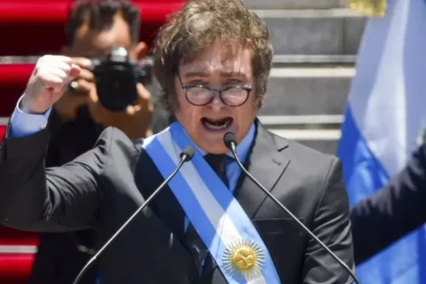 Segundo aniversario de gestión de Milei: cómo la motosierra desplomó la industria y “uberizó” el trabajo