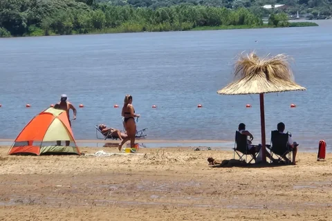 Habilitaron el servicio de reposeras y sombrillas gratuitas en el balneario Thompson