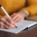 ¿Se aprende más escribiendo a mano o tecleando?: la ciencia encontró la respuesta