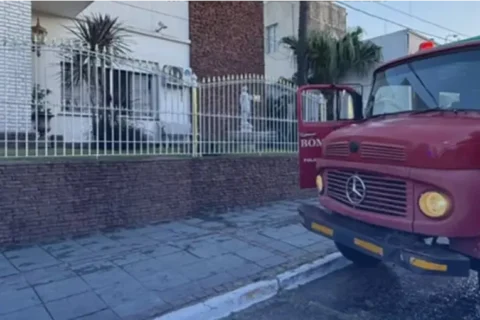 Rescataron a dos mujeres del incendio de una vivienda y hallaron armas