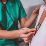 Cómo reconocer las señales silenciosas que da el cuerpo semanas antes de un ataque cardíaco