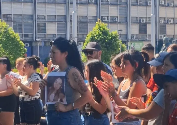 Pedido de justicia por Katherine y Facundo terminó con un incidente frente a la División Minoridad Policiales