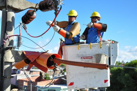 Enersa trabaja de manera ininterrumpida para restablecer el servicio eléctrico en las zonas afectadas