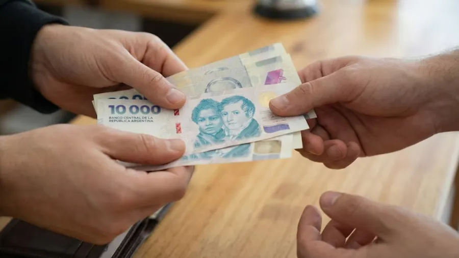 Los salarios registrados quedaron por debajo de la inflación en 2025 Cazanoticias