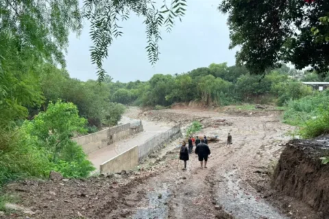Desesperada búsqueda de dos integrantes de una familia en Paraná que fue arrastrada por un arroyo en medio de las lluvias