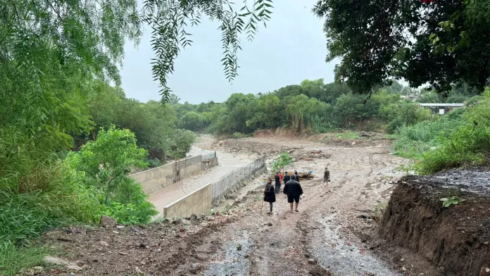 Desesperada búsqueda de dos integrantes de una familia en Paraná que fue arrastrada por un arroyo en medio de las lluvias Policiales