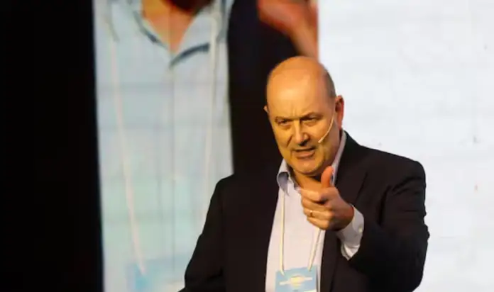 Sturzenegger explicó los cambios de la reforma laboral: indemnizaciones, horas extra y licencia por enfermedad Cazanoticias