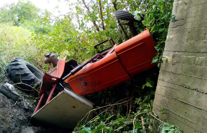 Trabajador cayó con su tractor de un puente en Entre Ríos: sufrió grave traumatismo de cráneo Policiales