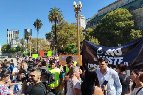 Familiares de personas con discapacidad reclaman deudas en el Programa Incluir Salud y PAMI