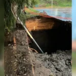 Tormenta en Paraná: un socavón de 10 metros de profundidad pone en alerta a vecinos